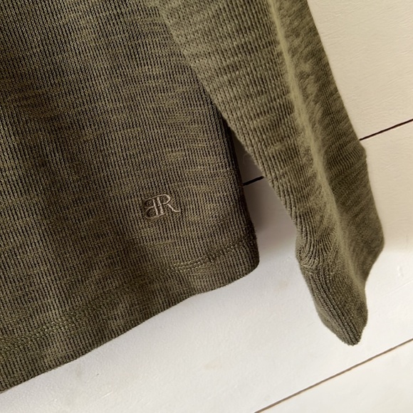 Banana Republic Double Knit Crew Long Sleeve Shirt Size Small in Olive Night - Picture 2 of 5